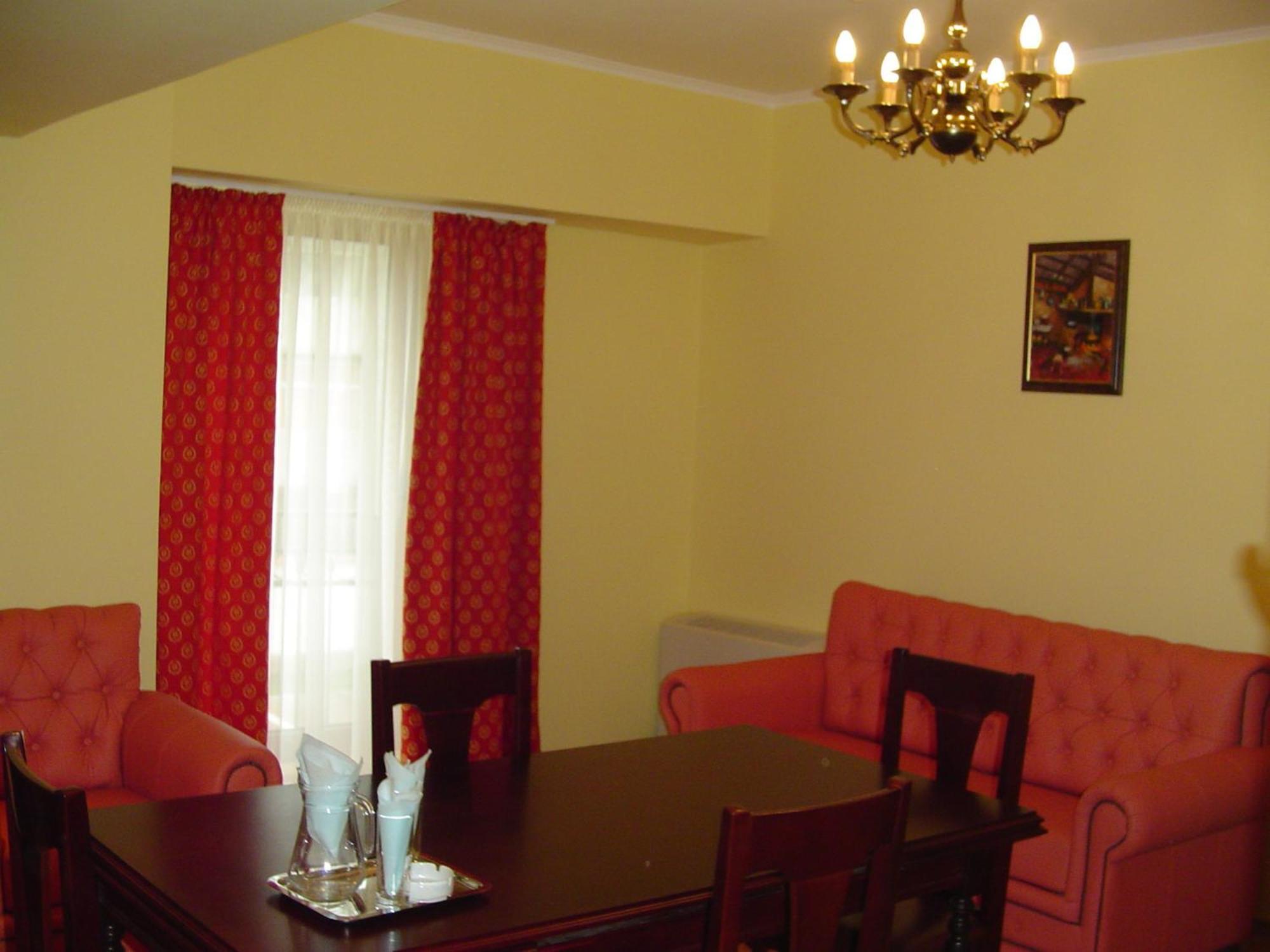 Hotel Europa Плоешти Экстерьер фото