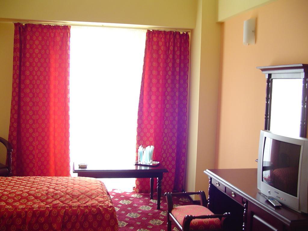Hotel Europa Плоешти Экстерьер фото